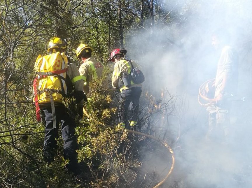 Efectius de bombers treballant en el foc de Pradell de Teixeta | Bombersixeta | Bombers