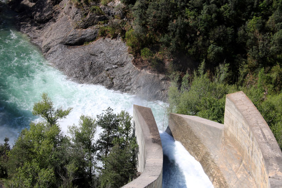 Presa de la Baells en el moment en que es deixa anar aigua | ACN