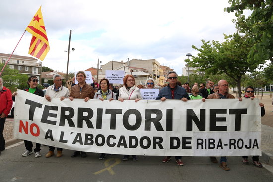 Segona capçalera de la manifestació dels detractors al projecte de l'abocador de Riba-roja d'Ebre | ACN