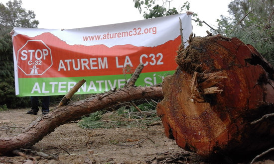 Tronc amb una pancarta de la Plataforma Aturem la C-32 | ACN