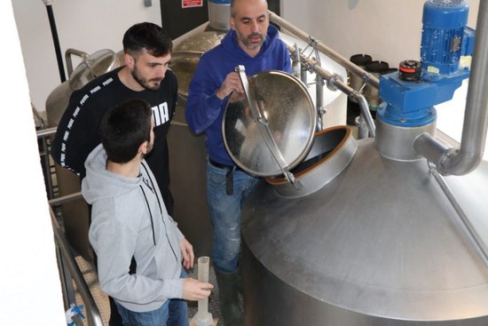 Activitat del màster de la URV en l'àmbit de les begudes fermentades a la cervesera Les Clandestines de Montferri | ACN