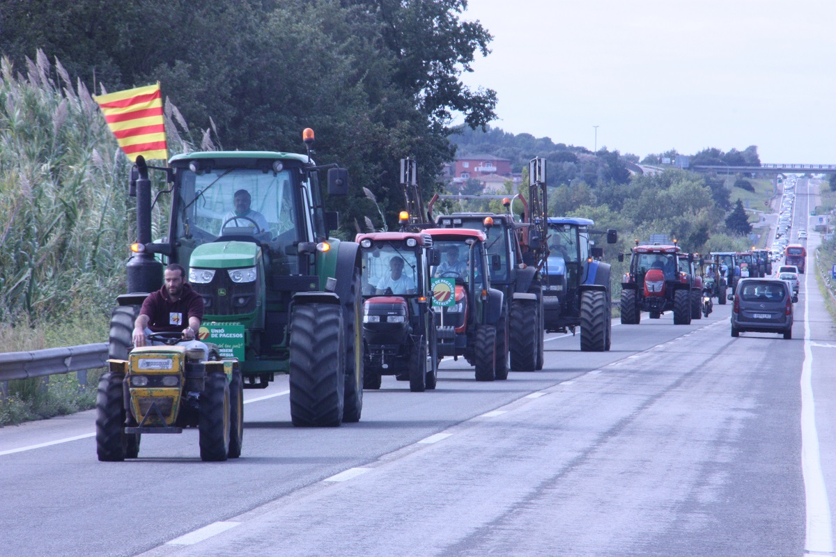 Pla general de la tractorada contra l'aeròdrom de Peralada aquest diumenge 10 d'octubre de 2021 passant per l'N-260. (Horitzontal)