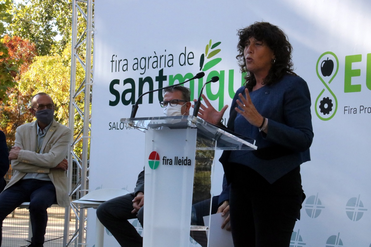 Pla mitjà de la consellera d'Acció Climàtica, Teresa Jordà, durant la inauguració de la 67a Fira de Sant Miquel de Lleida, el 30 de setembre del 2021. (Horitzontal)