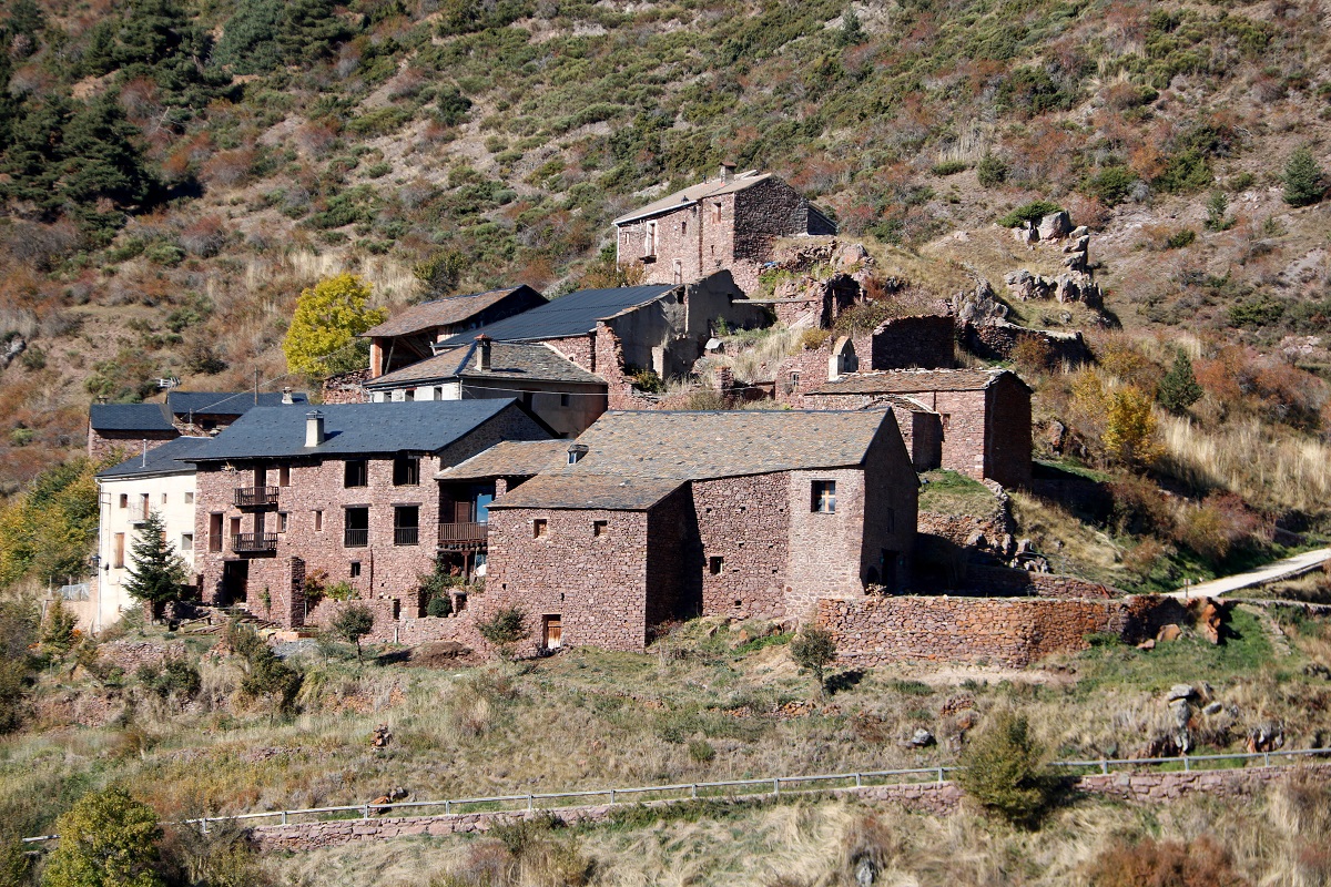 Pla general del poble de Rubió , al municipi de Soriguera (Pallars Sobirà). Imatge del 29 d'octubre del 2021. (Horitzontal)